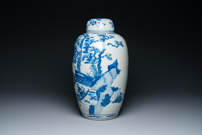 Een grote Chinese blauw-witte dekselpot met verhalend decor, 19e eeuw