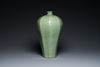 Een grote Chinese celadon-geglazuurde octagonale 'meiping' vaas, 18/19e eeuw