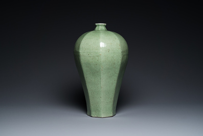 A large Chinese celadon-glazed octagonal 'meiping' vase, 18/19th C.