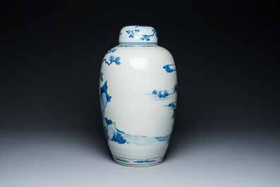 Een grote Chinese blauw-witte dekselpot met verhalend decor, 19e eeuw
