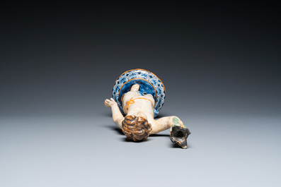 Sculpture d'un jeune homme debout en c&eacute;ramique polychrome, Espagne ou France, 18/19&egrave;me