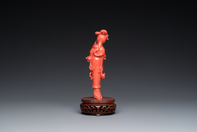 Een Chinese bloedkoralen figuur van een staande dame, 19/20e eeuw