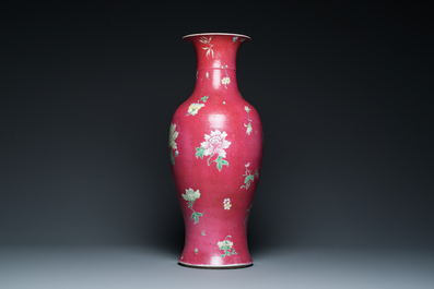 Een Chinese famille rose sgraffito vaas met robijnrode fondkleur, Qianlong merk, Republiek