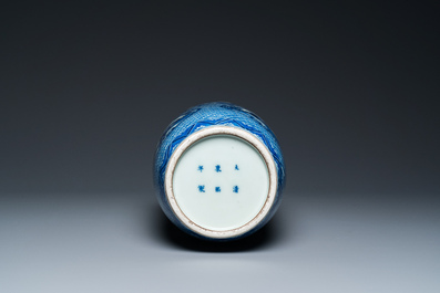 Vase de forme rouleau en porcelaine de Chine en bleu et blanc &agrave; d&eacute;cor d'immortels, marque de Kangxi, 19&egrave;me