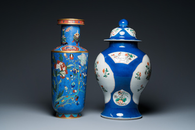 Een Chinese famille verte dekselvaas met poederblauwe fondkleur en een cloisonn&eacute; rouleau vaas, 19e eeuw