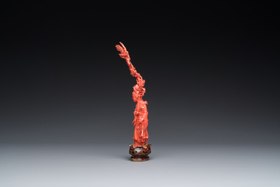 A Chinese red coral figure of a standing lady holding a vase, 19/20th C.