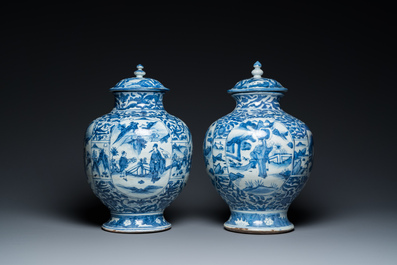 Paire de vases couverts en porcelaine de Chine en bleu et blanc aux d&eacute;cors figuratifs, Ming