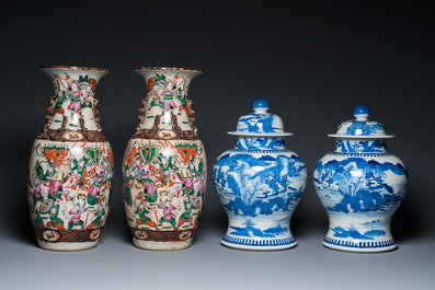 Une paire de vases couverts en porcelaine de Chine en bleu et blanc et une paire de vases dit 'de Nankin', 19&egrave;me