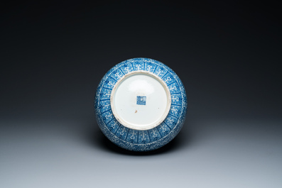 Een Chinese blauw-witte 'hu' vaas met lotusslingers, Qianlong merk, 19e eeuw