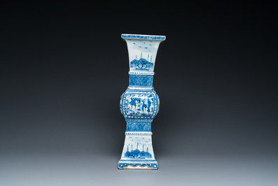 Een Chinese blauw-witte vierkante 'gu' vaas, 19e eeuw