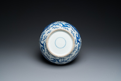 Een Chinese blauw-witte flesvormige vaas, 19e eeuw