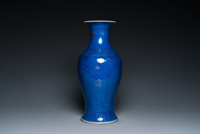 Een Chinese poederblauwe vaas met verguld floraal decor, 18/19e eeuw