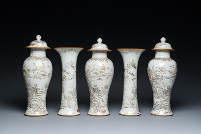 Garniture de cinq vases en porcelaine de Chine &agrave; d&eacute;cor de paysages en grisaille, Yongzheng