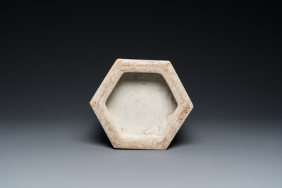Een Chinese hexagonale verte biscuit vaas, 19e eeuw