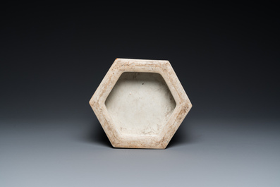 Vase de forme hexagonale en biscuit &eacute;maill&eacute; vert, Chine, 19&egrave;me