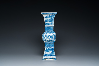 Vase de forme 'gu' carr&eacute; en porcelaine de Chine en bleu et blanc, 19&egrave;me