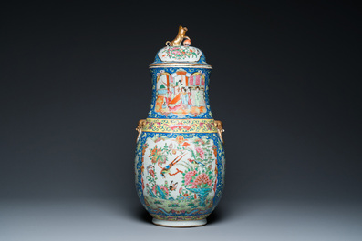 Vase couvert en porcelaine de Chine famille rose de Canton &agrave; fond bleu, 19&egrave;me