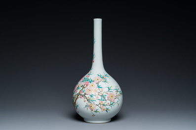 Vase de forme bouteille en porcelaine de Chine famille rose, marque de Yongzheng, R&eacute;publique