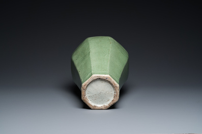 Een grote Chinese celadon-geglazuurde octagonale 'meiping' vaas, 18/19e eeuw