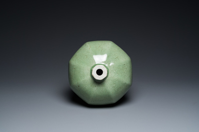 Een grote Chinese celadon-geglazuurde octagonale 'meiping' vaas, 18/19e eeuw