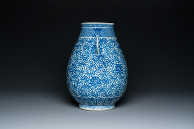 Vase de forme 'hu' en porcelaine de Chine en bleu et blanc aux rinceaux de lotus, marque de Qianlong, 19&egrave;me