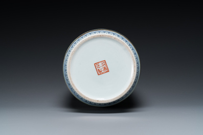 Een Chinese famille rose 'muzikanten' vaas, Hongxian merk, Republiek
