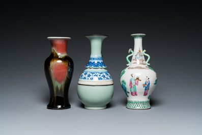 Een Chinese famille rose, een flamb&eacute; en een blauw-witte celadon vaas, 19/20e eeuw