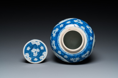 Pot couvert en porcelaine de Chine en bleu et blanc &agrave; d&eacute;cor d'antiquit&eacute;s, Kangxi