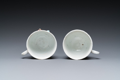 Paire de tasses et soucoupes en porcelaine de Chine famille rose &agrave; d&eacute;cor appliqu&eacute;, Yongzheng