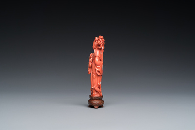Sculpture de Guanyin debout en corail rouge, Chine, 19/20&egrave;me