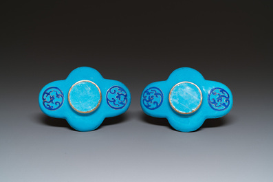 Paire de bols couverts sur leur supports en &eacute;maux de Canton &agrave; fond bleu, Chine, Qianlong