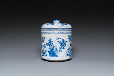Een Chinese blauw-witte dekselpot met decor van antiquiteiten, Kangxi