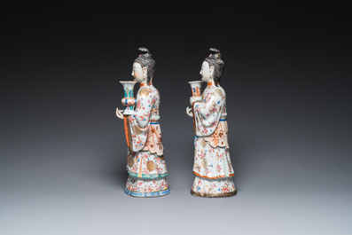 Paire de grands bougeoirs en forme de femmes de cour en porcelaine de Chine famille rose, Qianlong