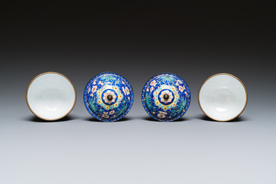 Paire de bols couverts sur leur supports en &eacute;maux de Canton &agrave; fond bleu, Chine, Qianlong