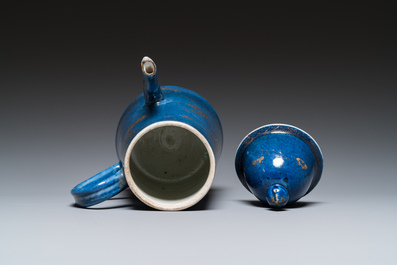 Cafeti&egrave;re couverte en porcelaine de Chine &agrave; d&eacute;cor dor&eacute; sur fond bleu poudr&eacute;, Kangxi