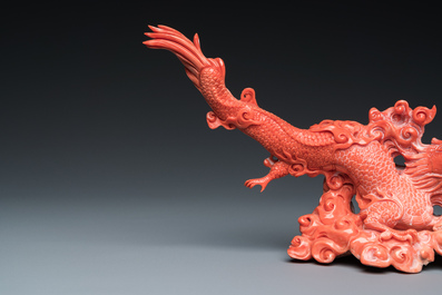 Een Chinese bloedkoralen sculptuur van een draak, 19e eeuw