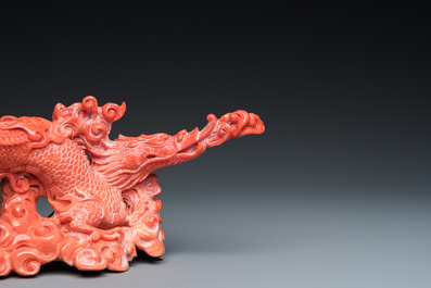 Een Chinese bloedkoralen sculptuur van een draak, 19e eeuw