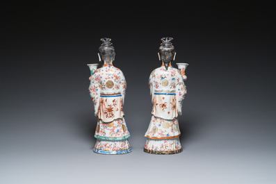 Paire de grands bougeoirs en forme de femmes de cour en porcelaine de Chine famille rose, Qianlong