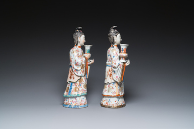 Paire de grands bougeoirs en forme de femmes de cour en porcelaine de Chine famille rose, Qianlong