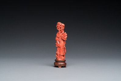 Een Chinese bloedkoralen sculptuur van Guanyin, 19/20e eeuw