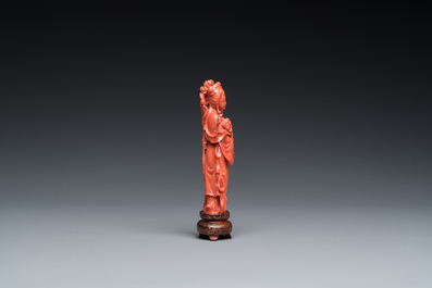 A Chinese red coral sculpture of Guanyin, 19/20th C.