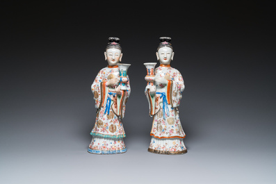 Paire de grands bougeoirs en forme de femmes de cour en porcelaine de Chine famille rose, Qianlong