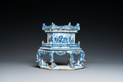 A rare Chinese blue and white 'chanab' altar stand, 19th C.