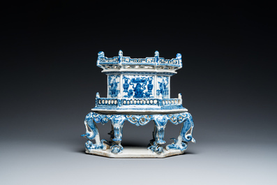 A rare Chinese blue and white 'chanab' altar stand, 19th C.