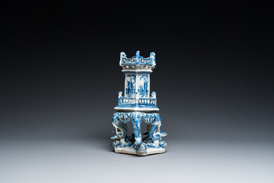 Rare support d'autel ou 'chanab' en porcelaine de Chine en bleu et blanc, 19&egrave;me