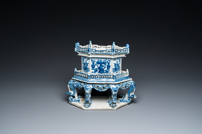 Een zeldzaam Chinees blauw-wit altaarstuk of 'chanab', 19e eeuw