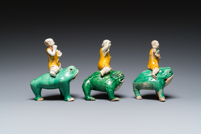 Trois sculptures de Liu Hai sur le crapaud en biscuit &eacute;maill&eacute; vert, Chine, Kangxi