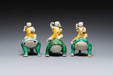 Trois sculptures de Liu Hai sur le crapaud en biscuit &eacute;maill&eacute; vert, Chine, Kangxi