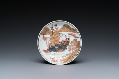 Een zeldzame Chinese grisaille, ijzerrode en vergulde kop en schotel met een handelsschip, Yongzheng/Qianlong