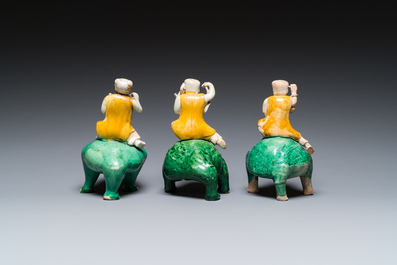 Drie Chinese verte biscuit sculpturen van Liu Hia op de driepotige pad, Kangxi